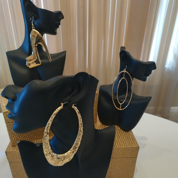 I have a variety of earrings that I'm selling for $5 to make room for more inven - Picture 9 of 10